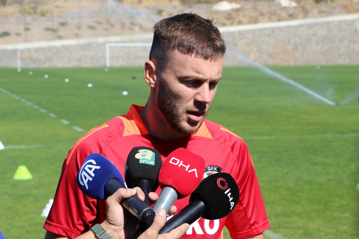 Gaziantep FK'nin Rumen futbolcusu Alexandru Maxim, kulüp tesislerinde gerçekleştirilen antrenmanda...