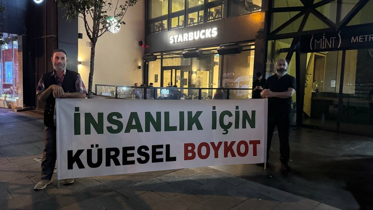 Gazze Dayanışma Platformu üyeleri, İstanbul'daki Starbucks şubelerinin önünde İsrail karşıtı...