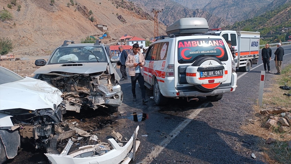 Hakkari'de pikap ile otomobilin çarpışması sonucu 6 kişi yaralandı.
