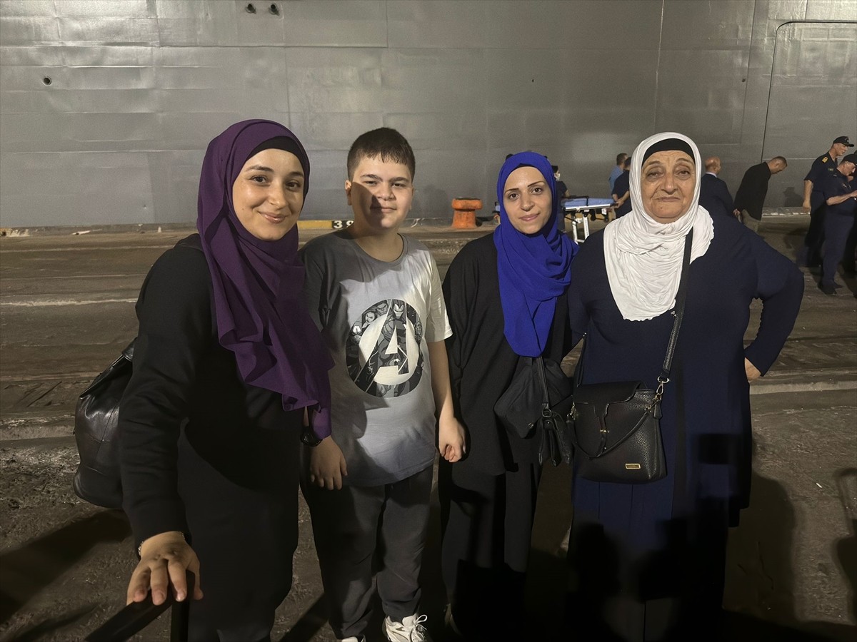 İsrail'in saldırılarının sürdüğü Lübnan'dan Deniz Kuvvetleri Komutanlığının amfibi gemilerinden...