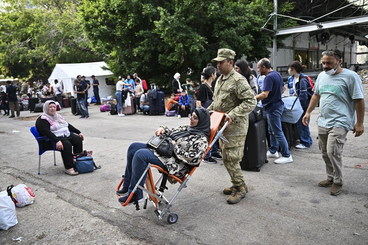İsrail'in saldırılarının sürdüğü Lübnan’dan çoğunluğu Türk vatandaşı olan sivilleri tahliye eden...