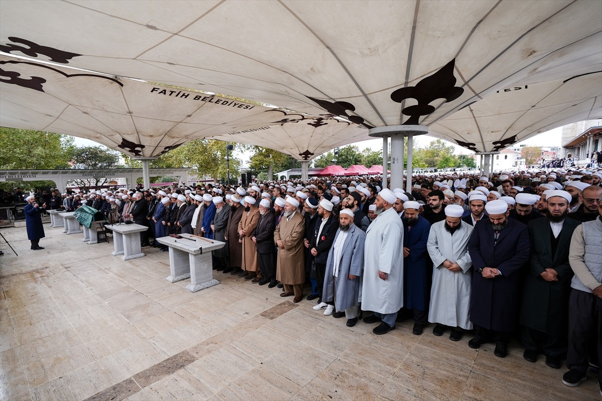 İstanbul'da tedavi gördüğü hastanede 73 yaşında hayatını kaybeden din alimi Mahmut...