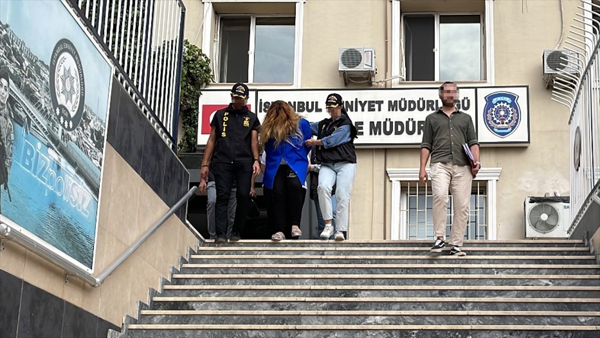 İstanbul'un 6 ilçesinde 8 ayrı kuyumcudan hırsızlık yaptıkları iddiasıyla gözaltına alınan 2...