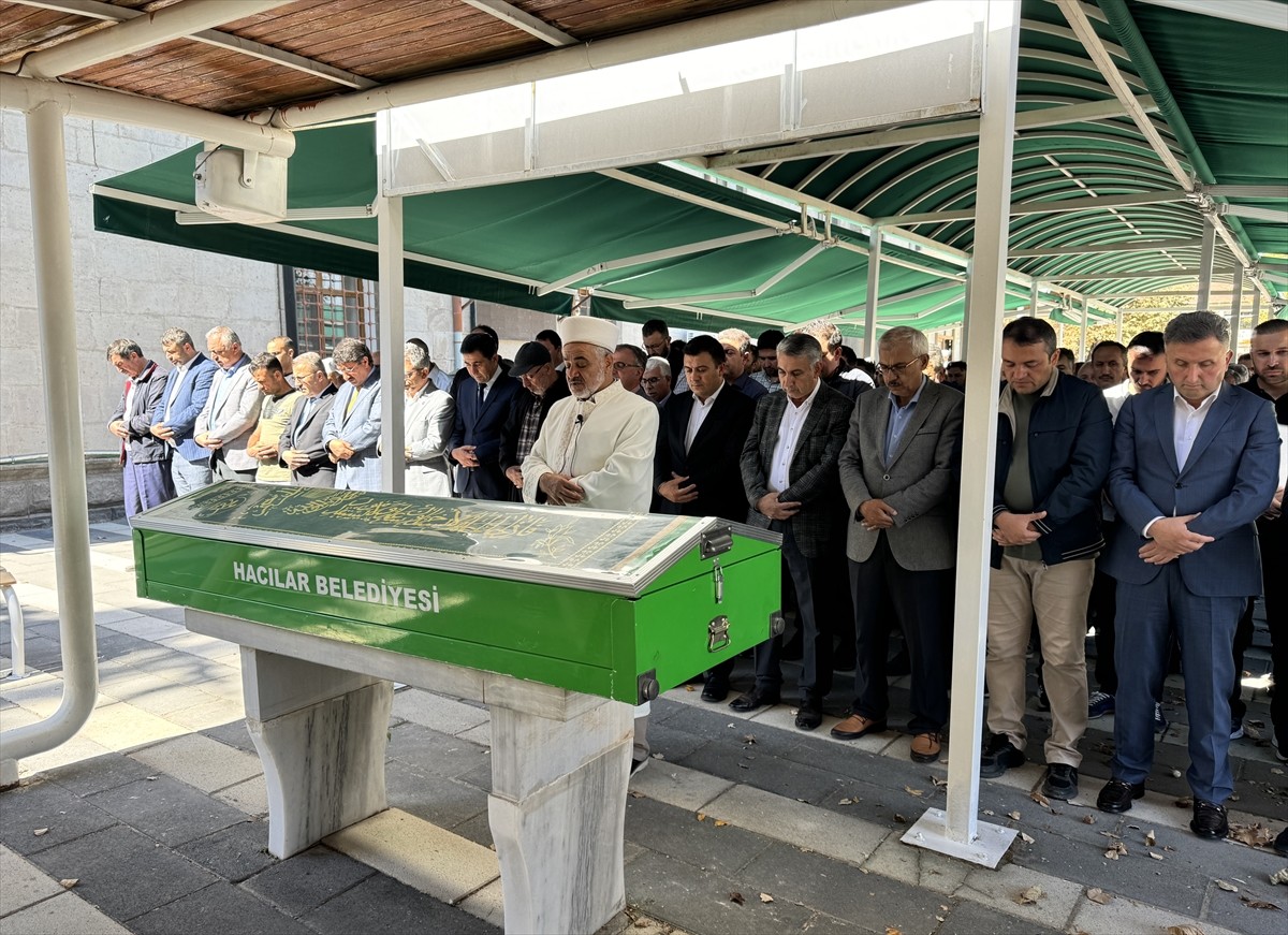 Kayseri'de trafik kazasında hayatını kaybeden 42 yaşındaki öğretmen, son yolculuğuna uğurlandı....