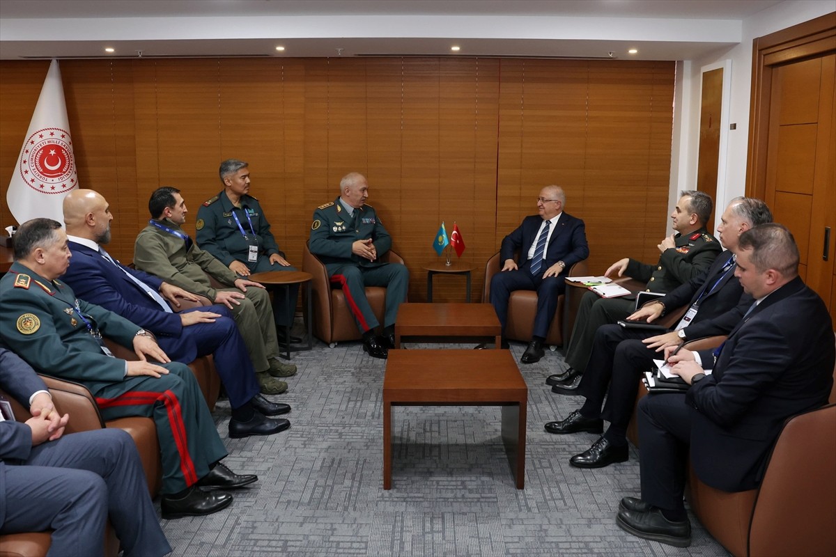 Milli Savunma Bakanı Yaşar Güler (sağda), Savunma, Havacılık ve Uzay Sanayi Fuarı'na (SAHA EXPO...