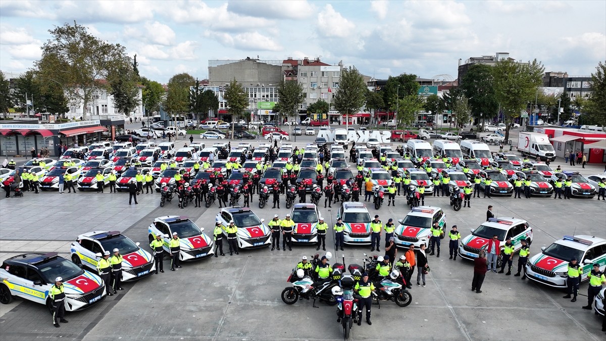 Sakarya İl Emniyet Müdürlüğü ve İl Jandarma Komutanlığına tahsis edilen 93 yeni araç hizmete...