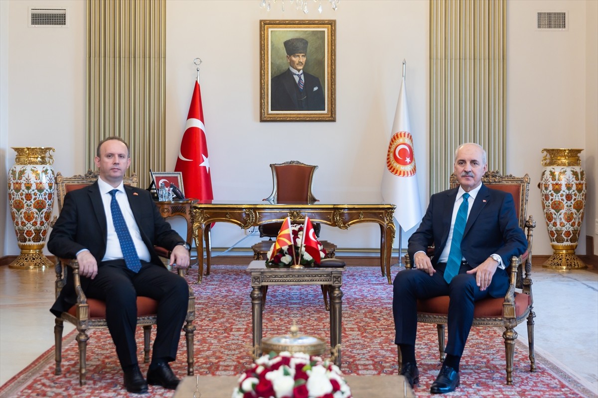 TBMM Başkanı Numan Kurtulmuş (sağda), Türkiye’ye resmi ziyaret gerçekleştiren Kuzey Makedonya...