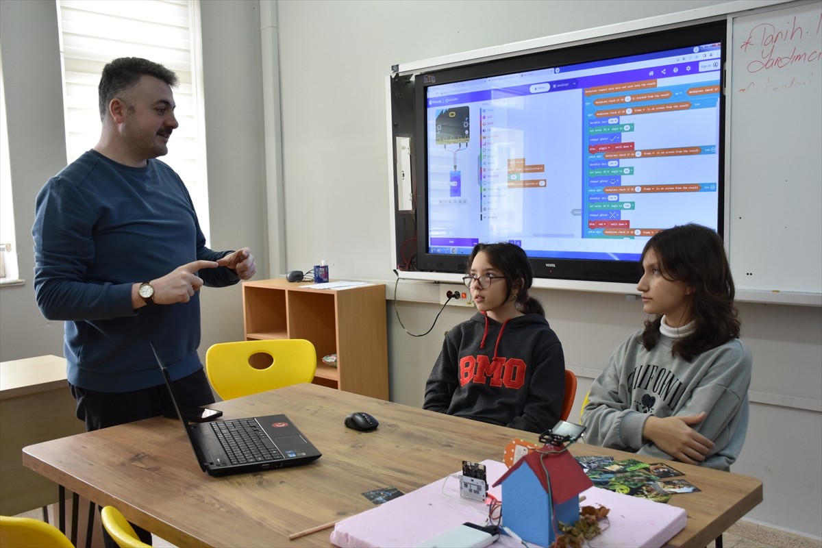 Trabzon'da Vakfıkebir Bilim ve Sanat Merkezi öğrencileri, kuşları yırtıcı türlere karşı korumak...
