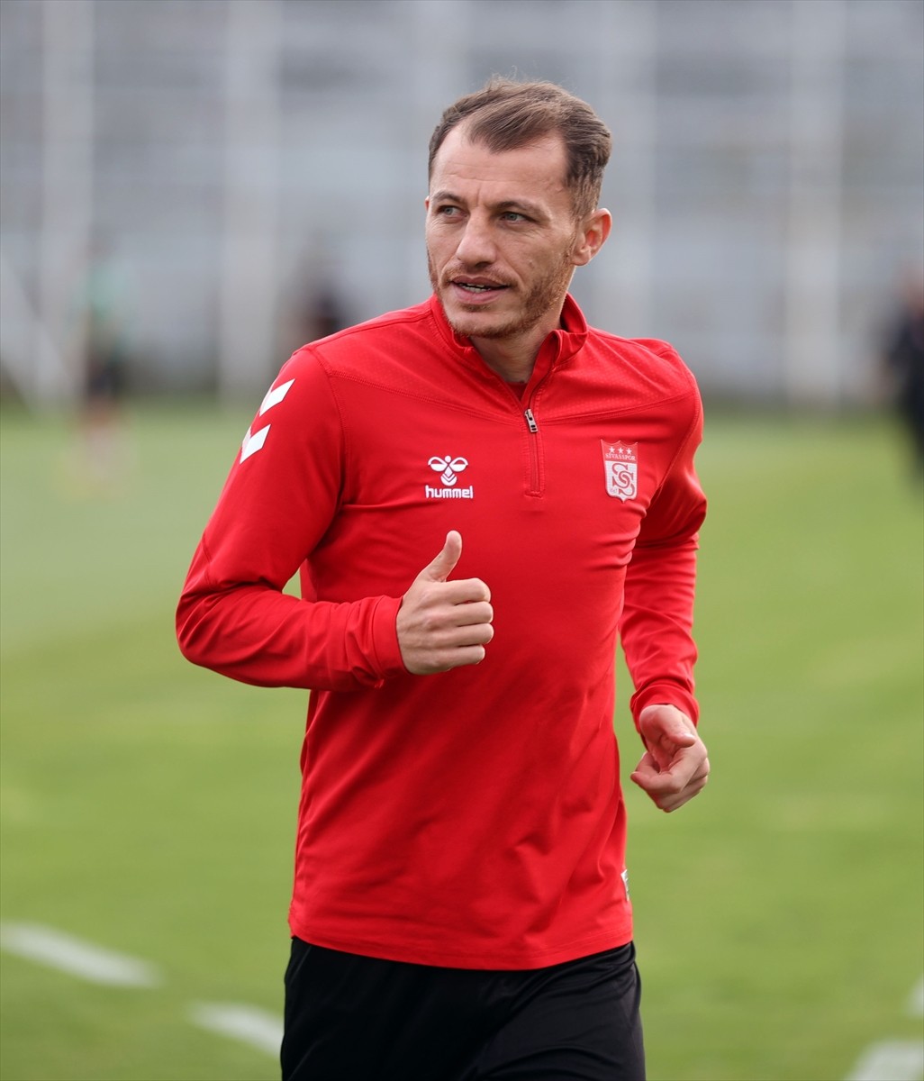 Trendyol Süper Lig ekiplerinden Net Global Sivasspor'un kaptanlarından Ziya Erdal, AA muhabirinin...