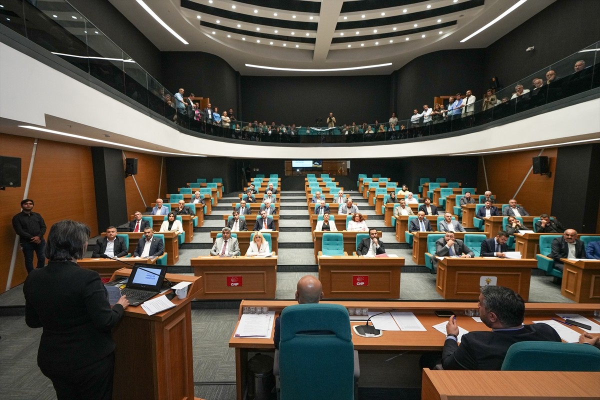 Üsküdar Belediyesi Meclis toplantısı, 2025 yılı bütçe görüşmesi, 1. Başkanvekili Mithat Özdemir...