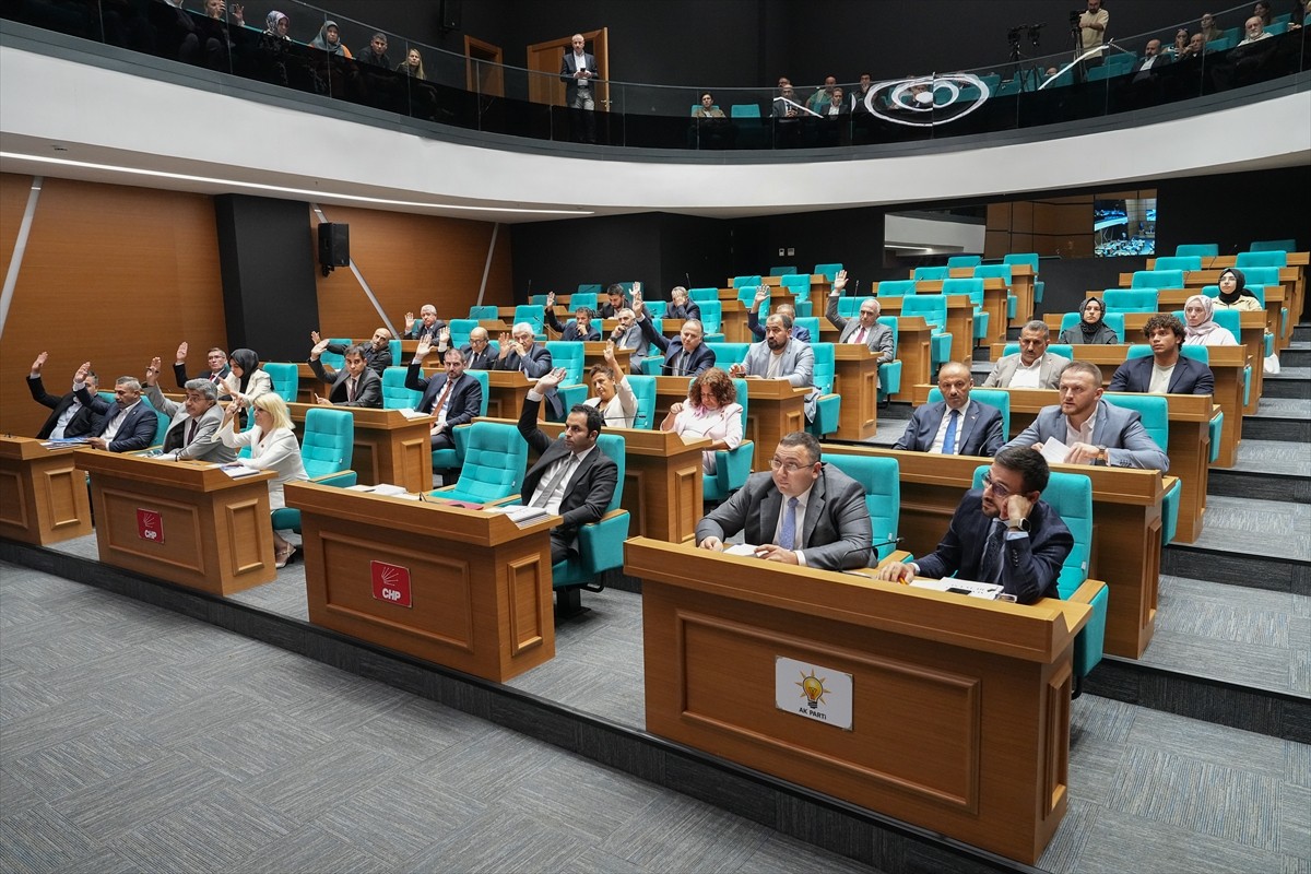 Üsküdar Belediyesi Meclis toplantısı, 2025 yılı bütçe görüşmesi, 1. Başkanvekili Mithat Özdemir...