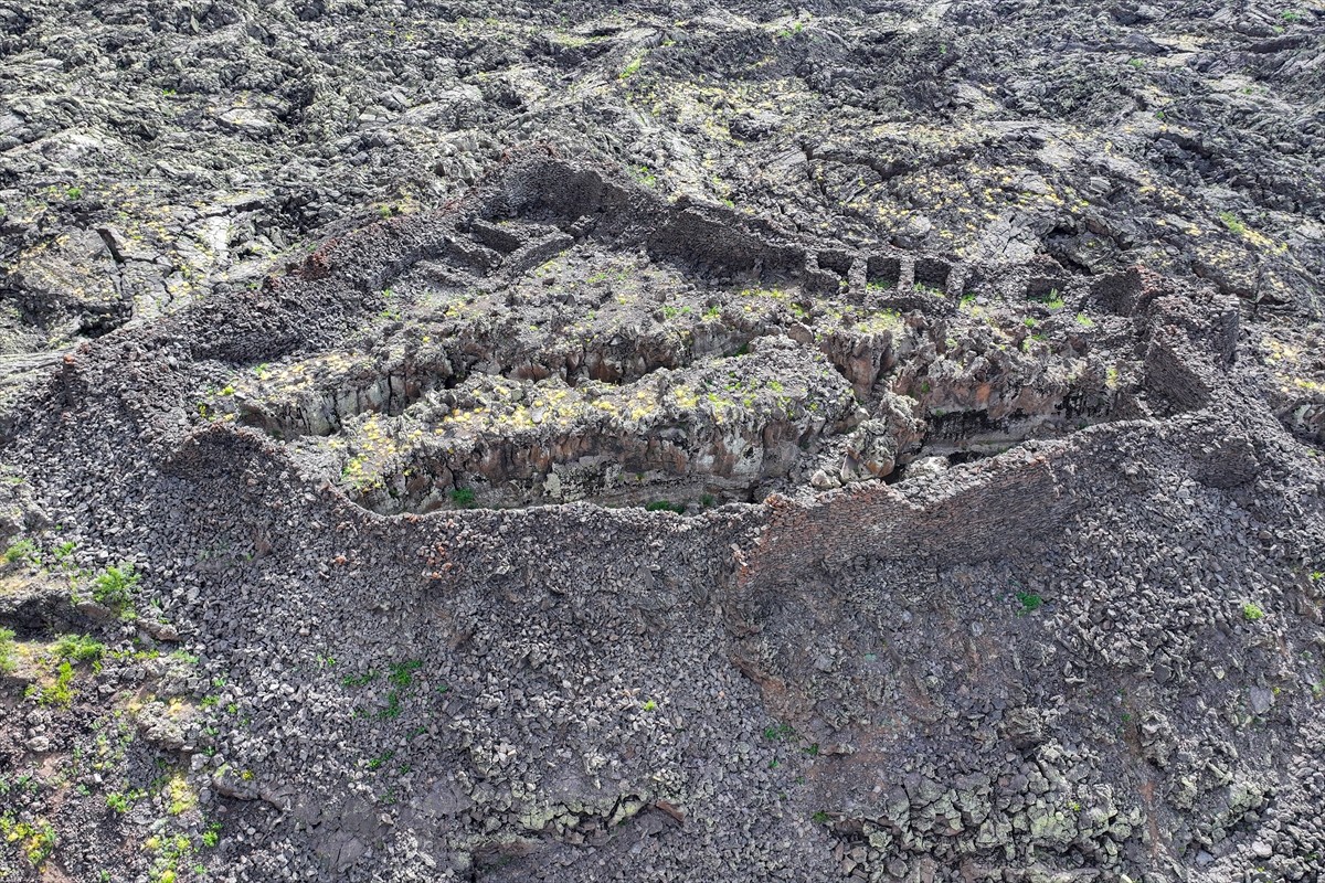 Van'ın Çaldıran ilçesinde Tendürek Dağı eteklerindeki lav kayalarının arasına inşa edilen 11 odalı...