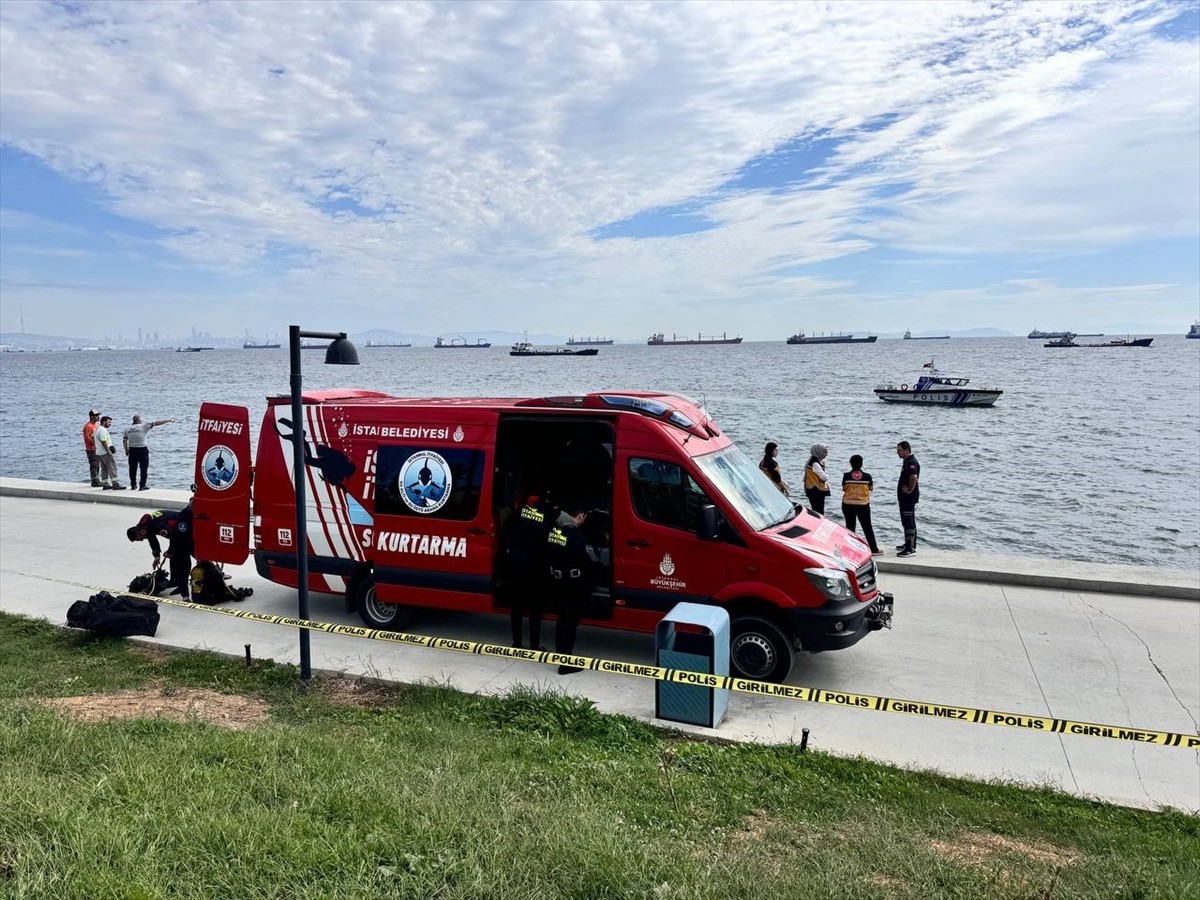 Zeytinburnu'nda denize girdikten sonra kaybolan 11 yaşındaki çocuk için arama çalışması...
