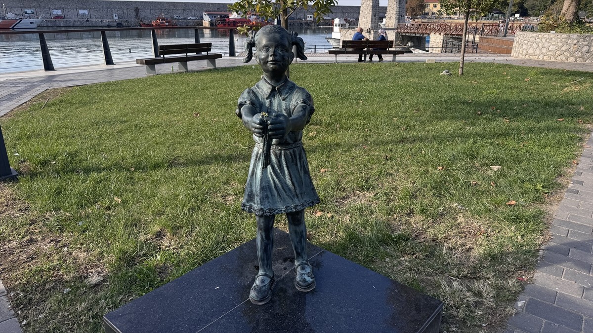 Zonguldak'ı ziyaret eden Gazi Mustafa Kemal Atatürk'ü çiçekle karşılayan Ayten Alper'in, 5...