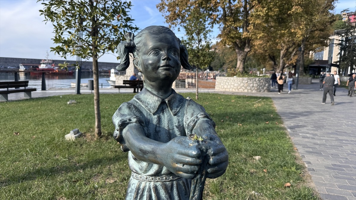 Zonguldak'ı ziyaret eden Gazi Mustafa Kemal Atatürk'ü çiçekle karşılayan Ayten Alper'in, 5...