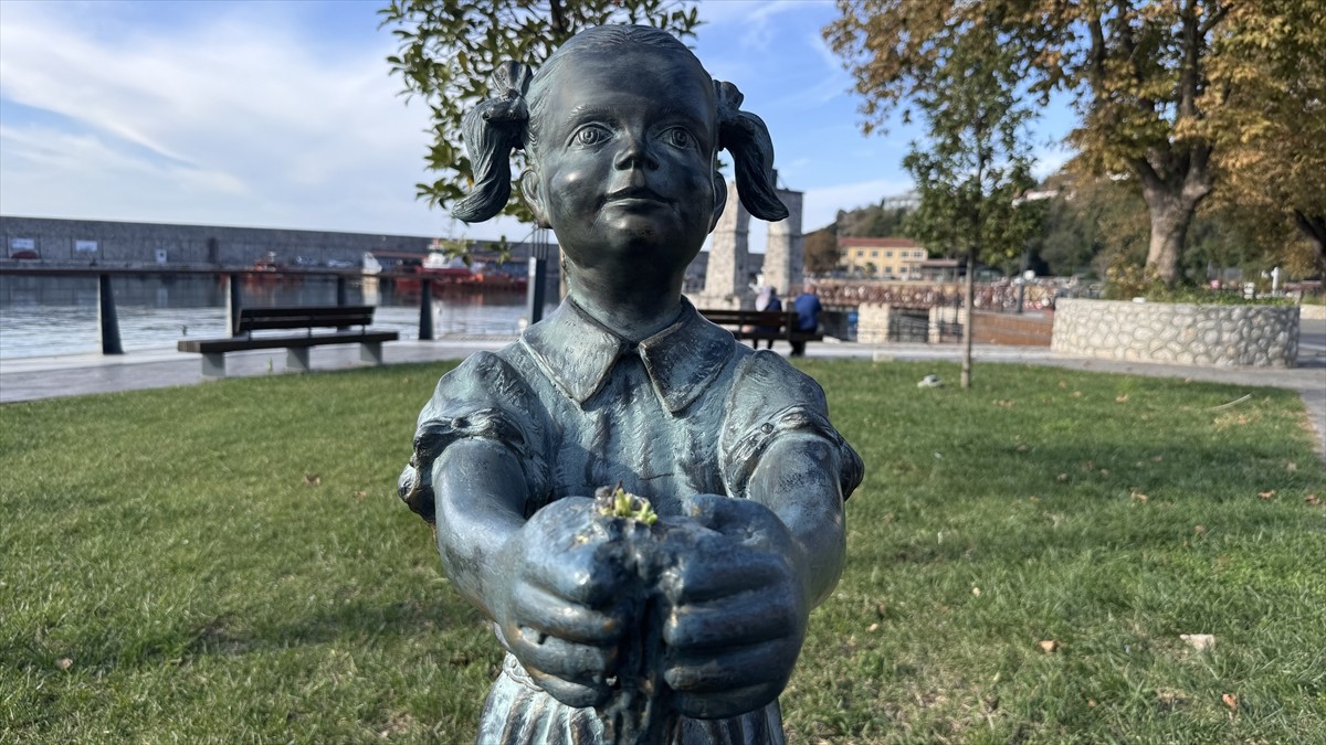 Zonguldak'ı ziyaret eden Gazi Mustafa Kemal Atatürk'ü çiçekle karşılayan Ayten Alper'in, 5...