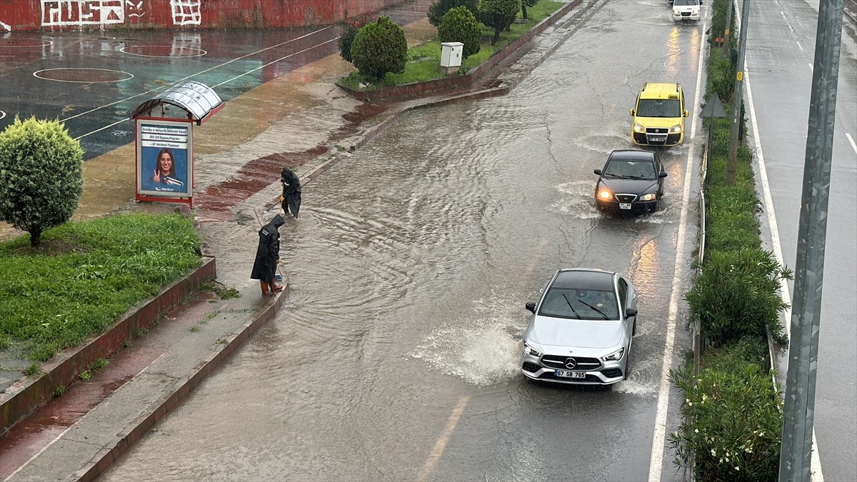 Zonguldak'ta iki gündür devam eden kuvvetli yağış, günlük yaşamı ve ulaşımı olumsuz etkiledi....