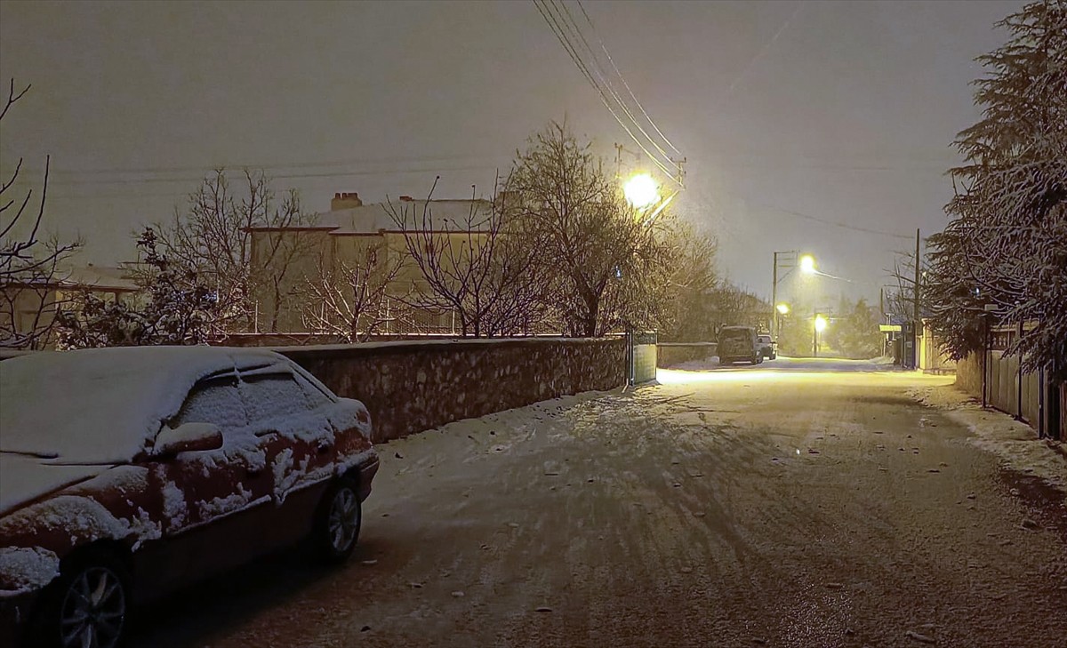 Afyonkarahisar ve ilçelerinde kar etkili oluyor. 