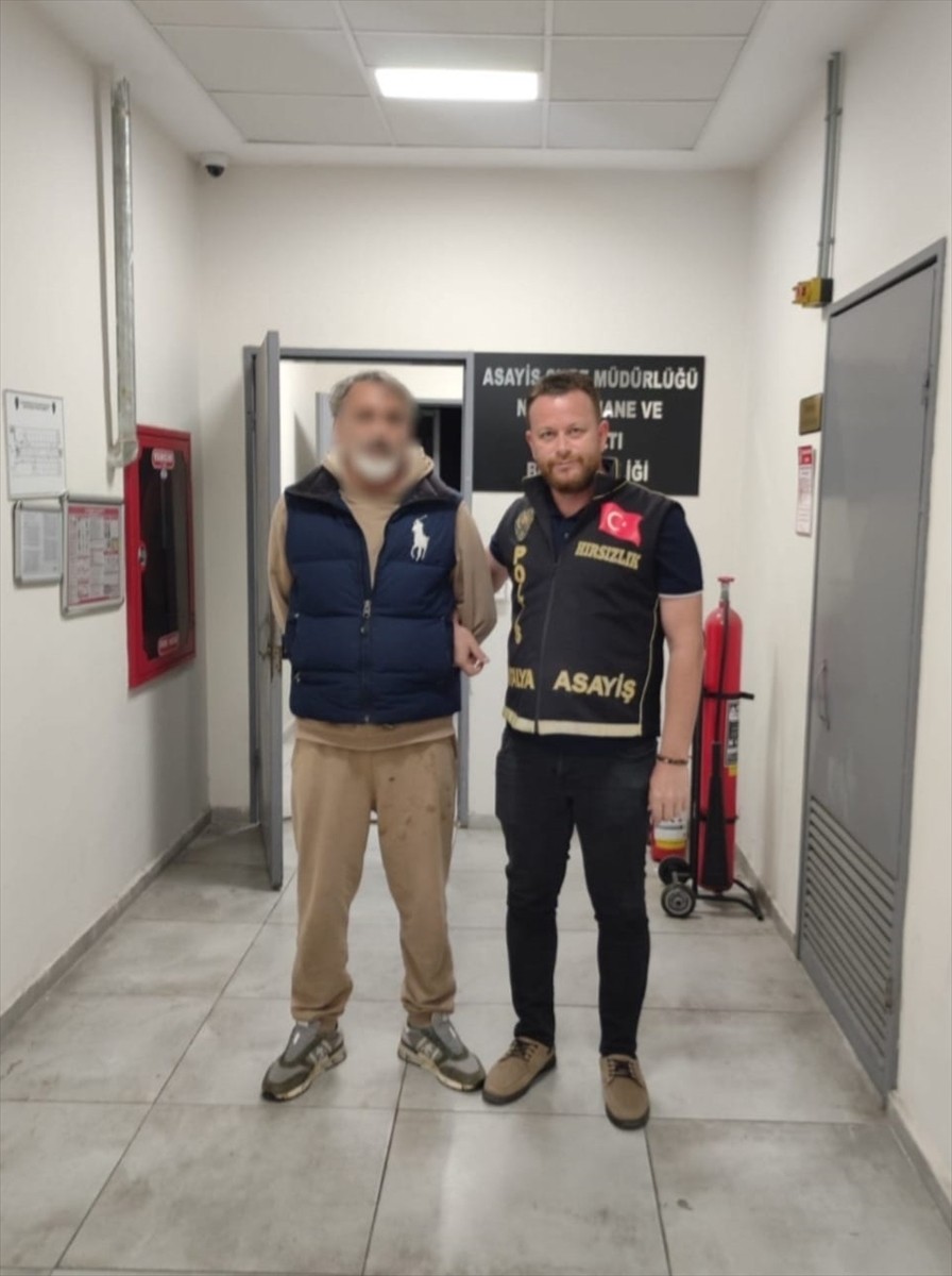 Antalya'nın Muratpaşa ilçesinde, kuyumcudan yaklaşık 35 bin avro değerinde pırlanta yüzük...