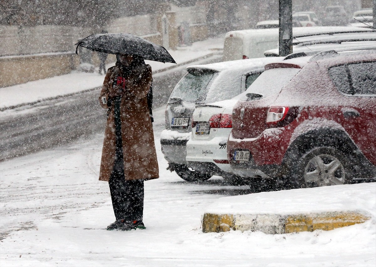 Ardahan kent merkezinde kar yağışı etkili oldu.