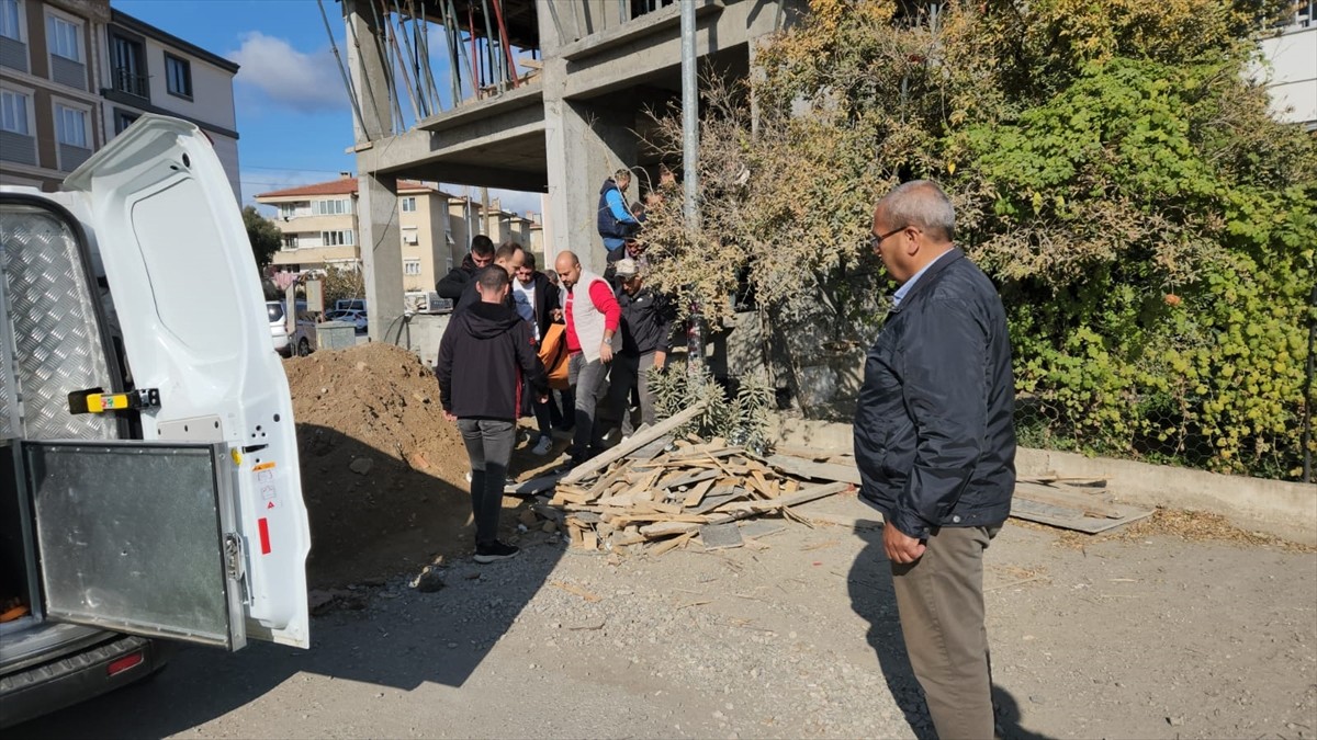 Balıkesir'in Edremit ilçesinde gece bekçisi olarak görev yaptığı inşaattan düşen kişi, hayatını...