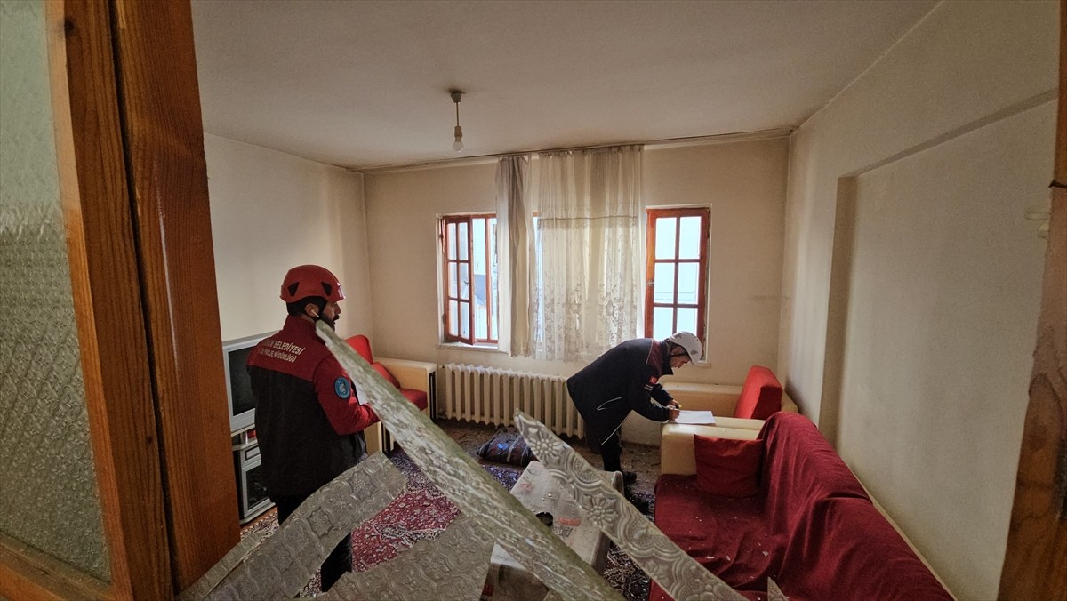 Çorum'da 3 Kasım'da Hilal Apartmanı'nda meydana gelen patlamada hasar gören Akıncı Apartmanı'ndaki...