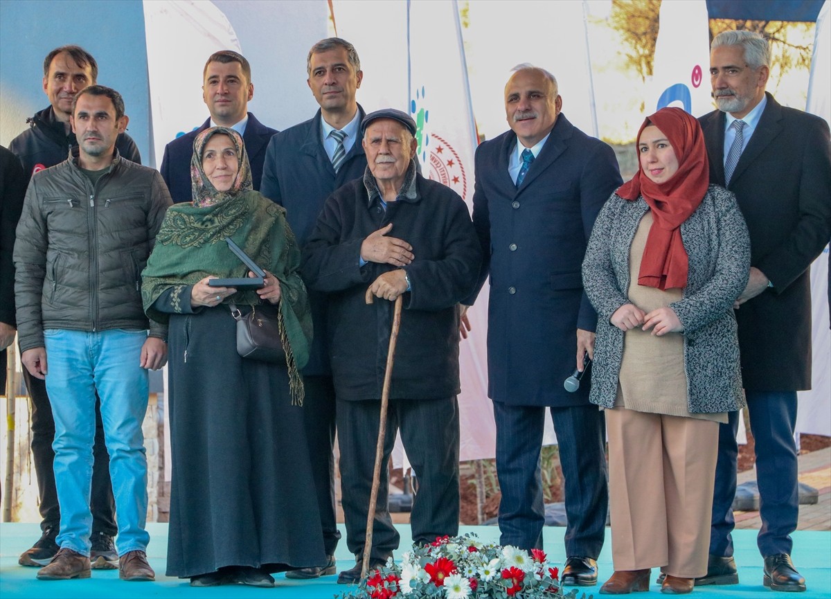 Diyarbakır'da 6 Şubat 2023'teki depremlerin ardından evleri yıkılan ya da ağır hasar gören...