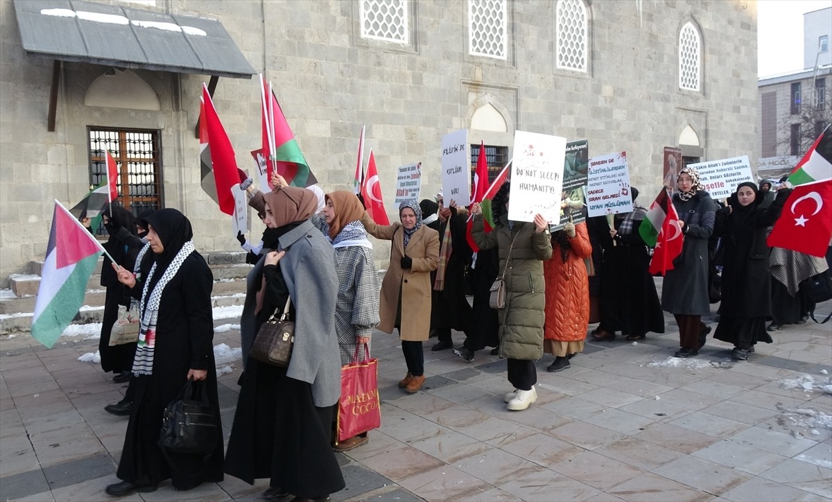 Erzurum'da hekim ve sağlıkçılar, dondurucu soğuğa rağmen, İsrail'in Gazze'ye yönelik saldırılarını...