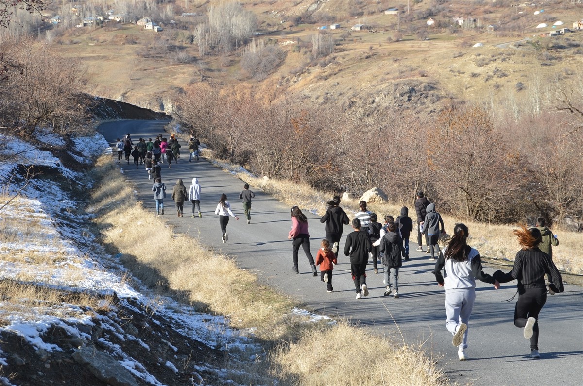 İl Özel İdaresi ekiplerince altyapı çalışmalarının tamamladığı Armutdüzü ve Kolbaşı köyü yolunun 3...