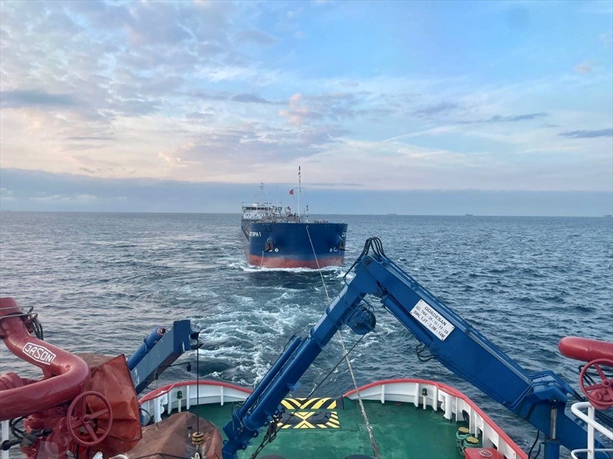 İstanbul Boğazı'nda makine arızası yapan tanker kurtarılarak Küçükçekmece’ye...