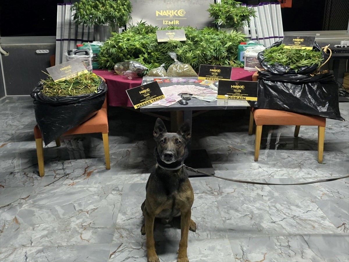 İzmir'de düzenlenen uyuşturucu operasyonlarında 8 kilo 158 gram esrar ve 4 kilo 500 gram sentetik...