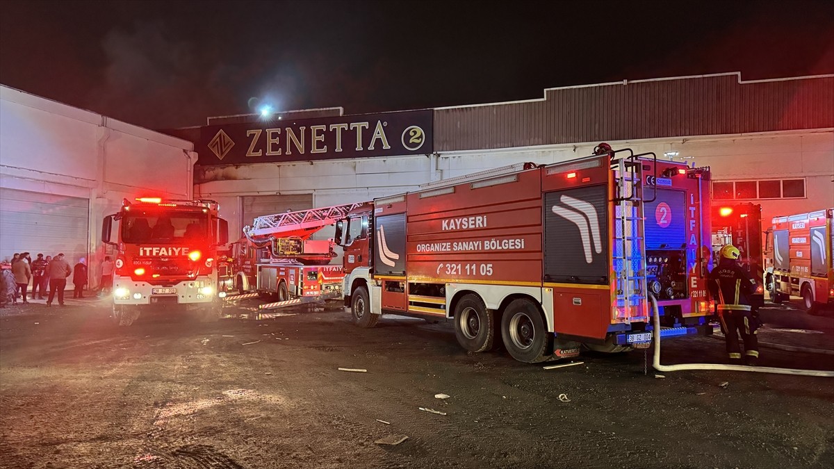 Kayseri'de mobilya fabrikasında çıkan yangın hasara yol açtı. Bölgeye çok sayıda itfaiye ekibi...
