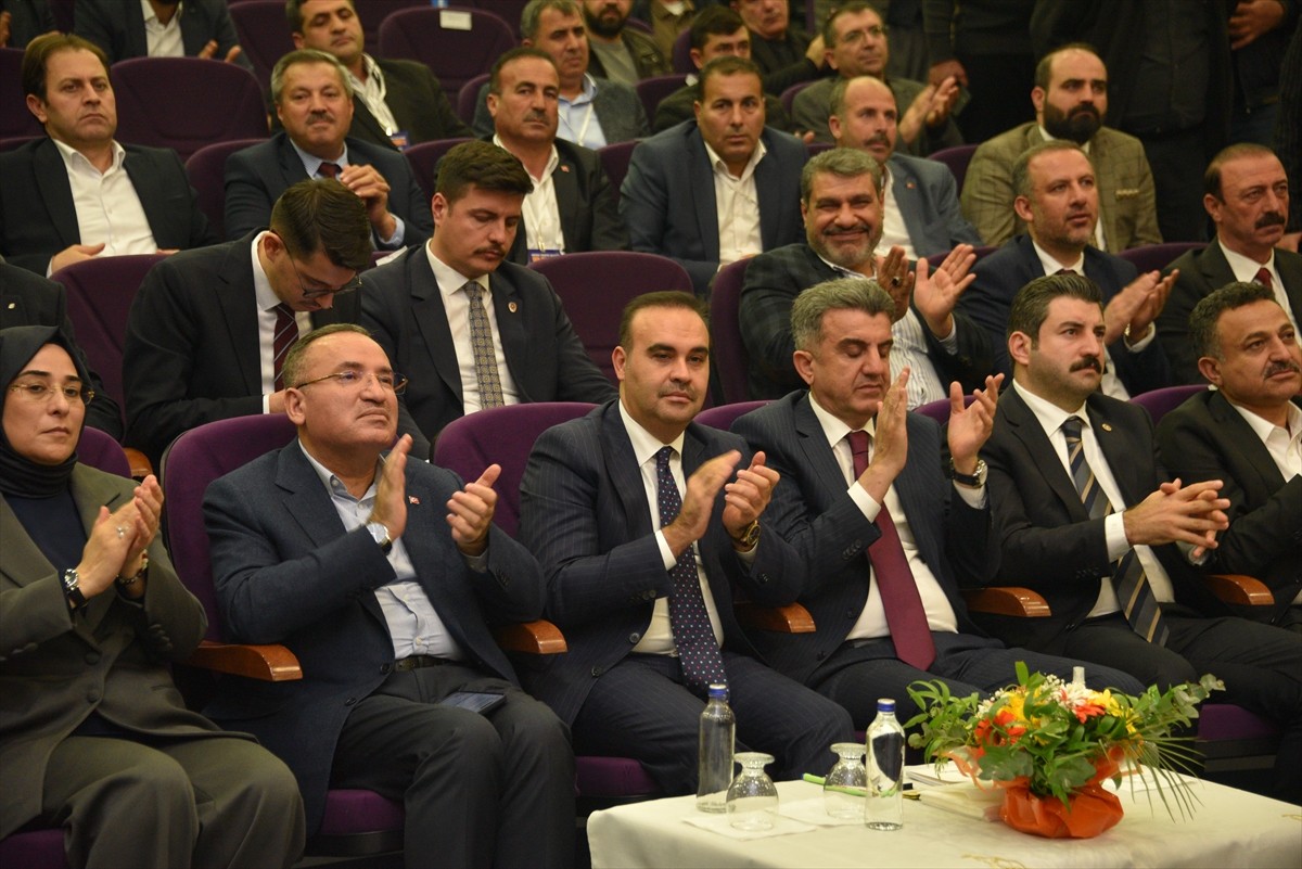 Sanayi ve Teknoloji Bakanı Mehmet Fatih Kacır (sol3), Siverek Belediyesi Kültür Merkezi'nde...