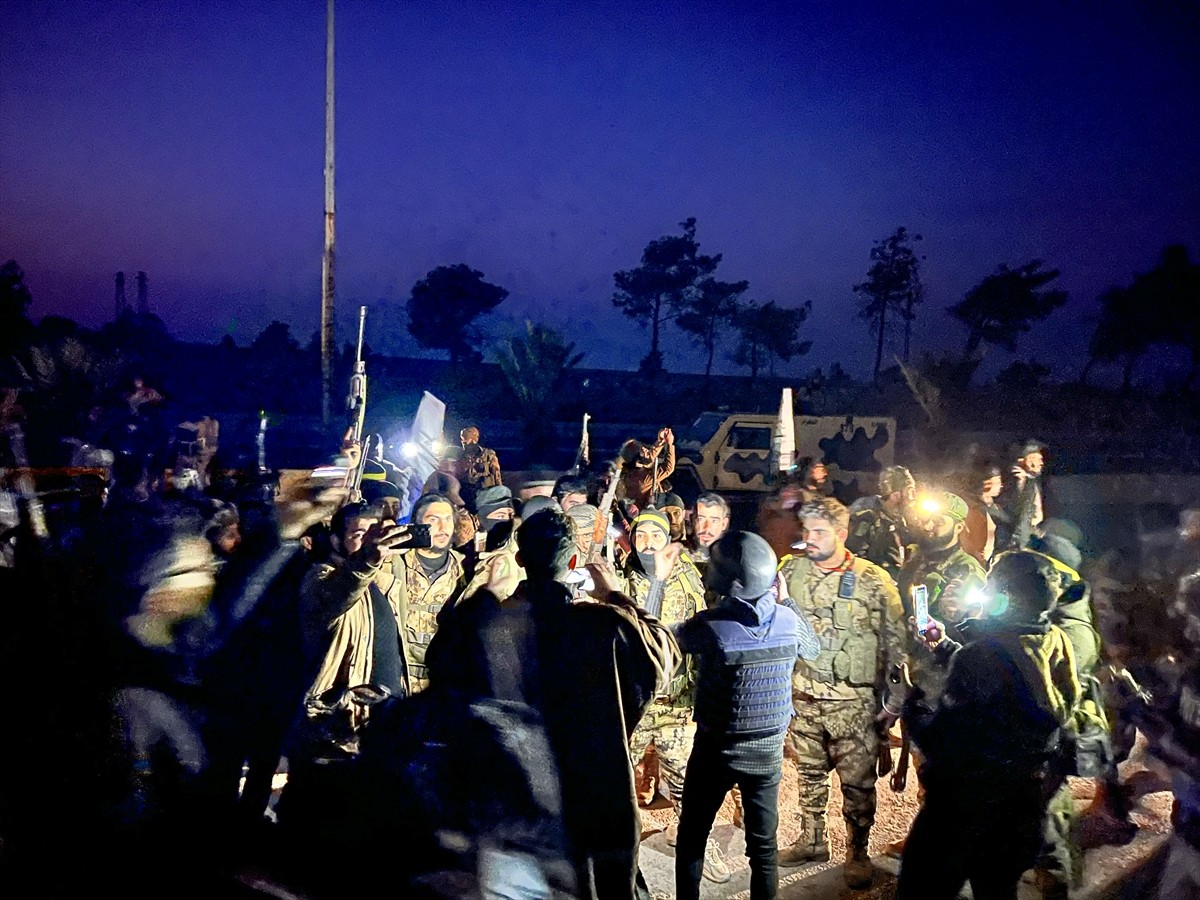 Suriye'de Beşşar Esed rejimi güçleriyle çatışan rejim karşıtı silahlı gruplar, Halep kent...