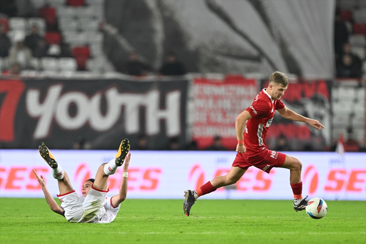 Trendyol Süper Lig'in 14. haftasında Onvo Antalyaspor ile Net Global Sivasspor takımları Corendon...