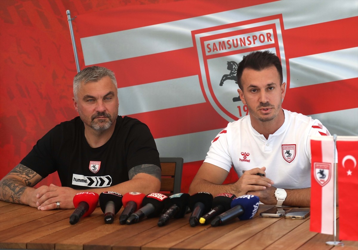 Trendyol Süper Lig ekiplerinden Samsunspor'un teknik direktörü Thomas Reis (solda),Nuri Asan...