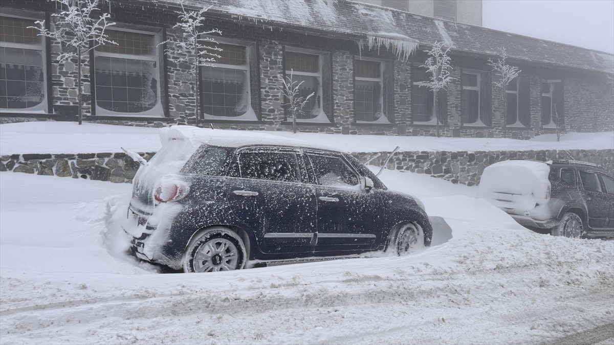 Türkiye'nin önemli kayak ve kış turizm merkezlerinden Uludağ'da kar yağışı etkili oldu.
