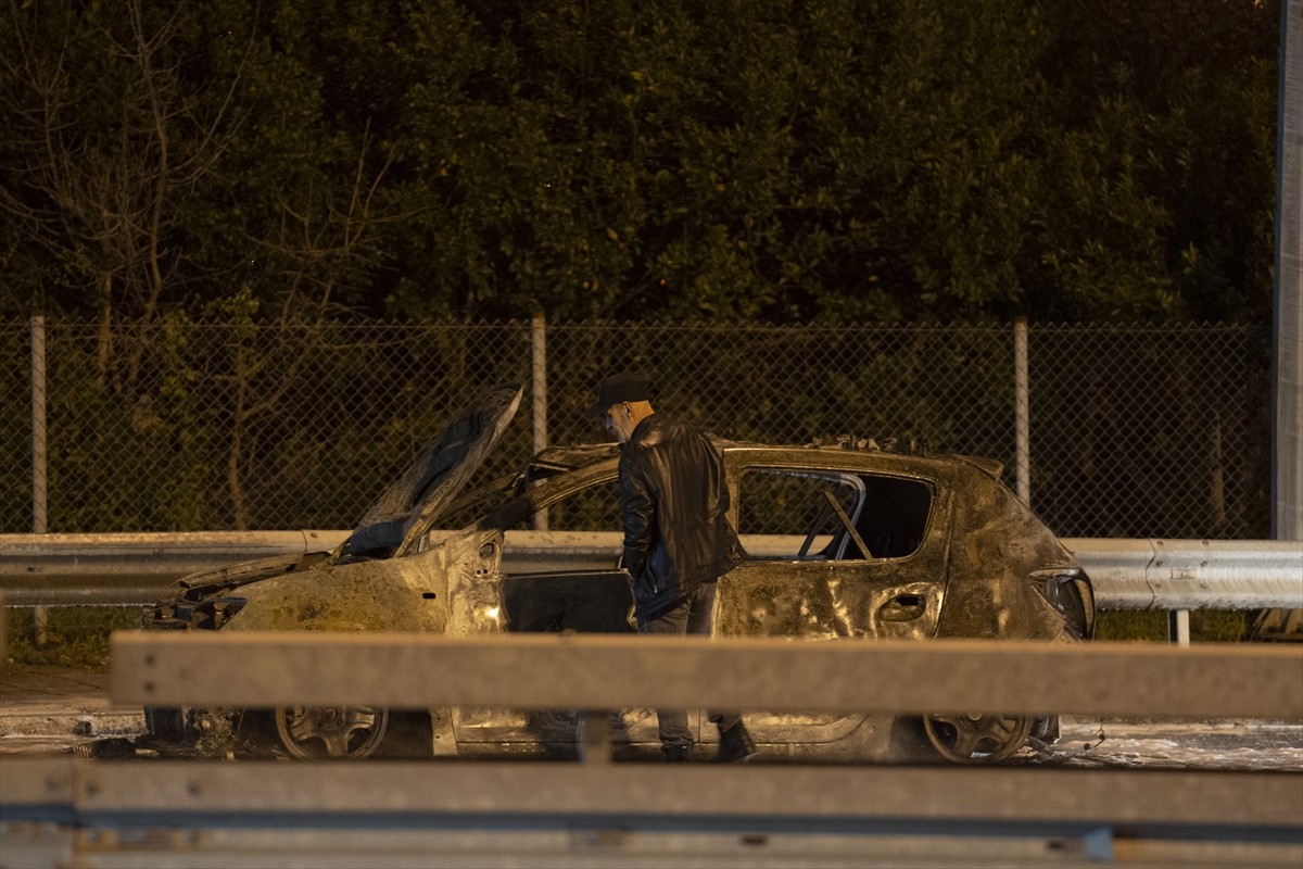 15 Temmuz Şehitler Köprüsü'nde seyir halindeki otomobilde çıkan yangın itfaiye ekiplerince...