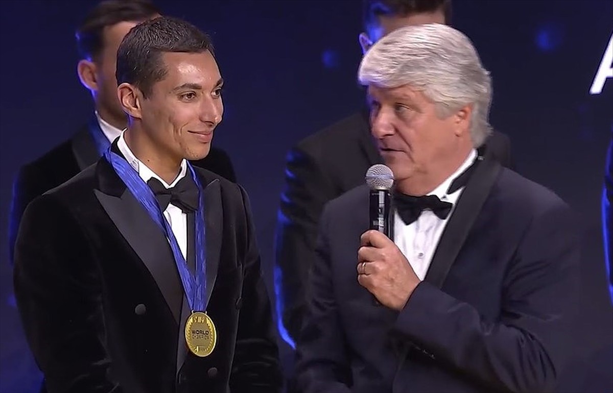 2024 Dünya Superbike (WSBK) şampiyonu milli motosikletçi Toprak Razgatlıoğlu (solda), İspanya'da...