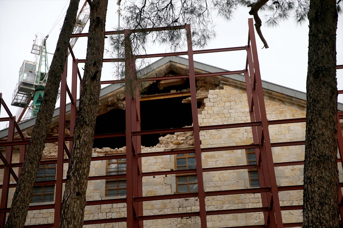 6 Şubat 2023'teki depremlerin merkez üssü Kahramanmaraş'ta hasar gören Yedi Güzel Adam Edebiyat...