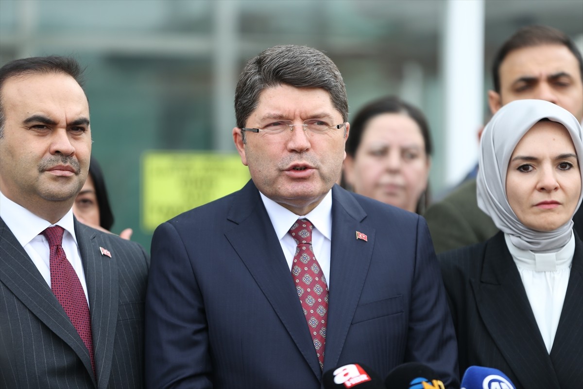 Adalet Bakanı Yılmaz Tunç (ortada), Aile ve Sosyal Hizmetler Bakanı Mahinur Özdemir Göktaş (sağda)...