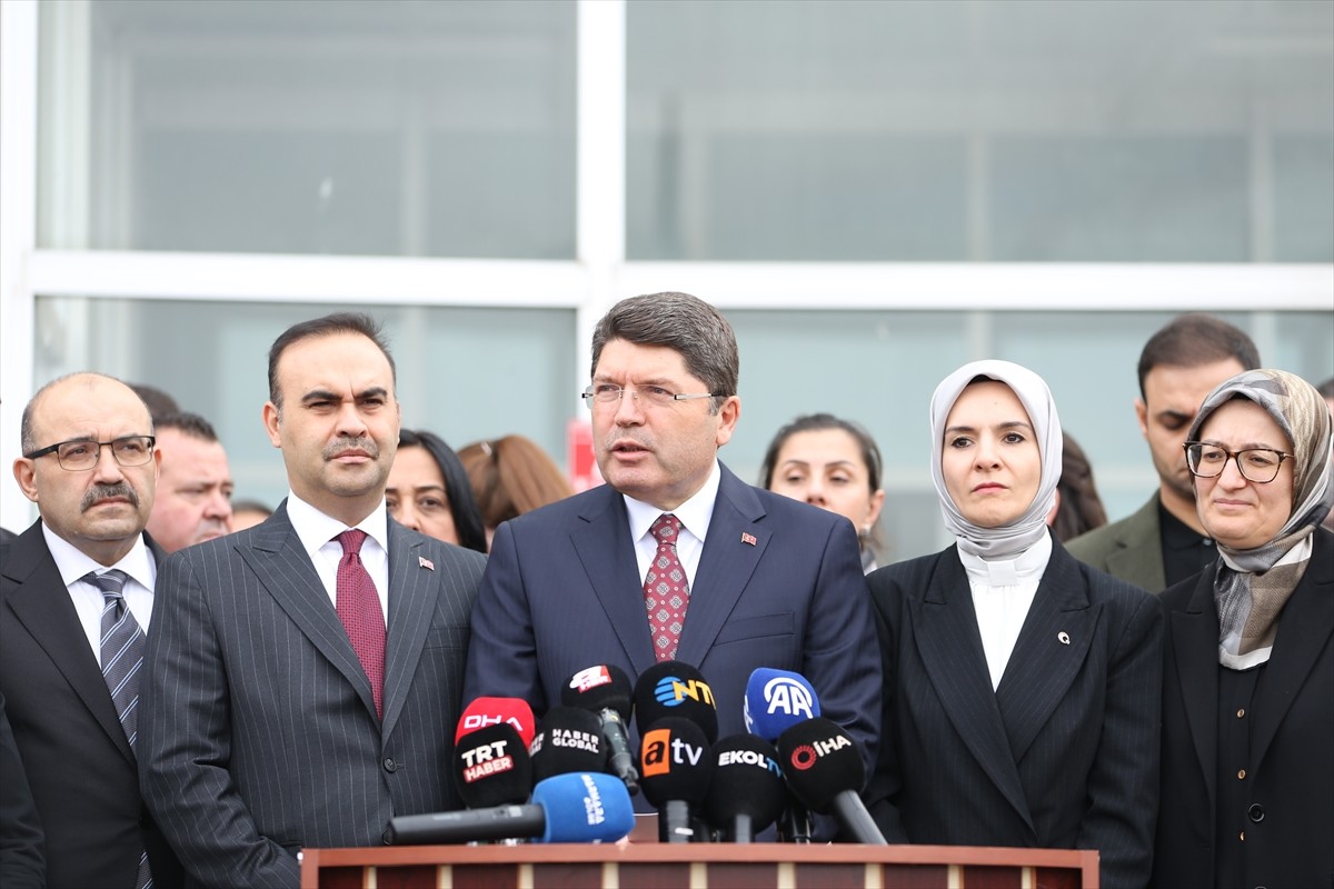 Adalet Bakanı Yılmaz Tunç (ortada), Aile ve Sosyal Hizmetler Bakanı Mahinur Özdemir Göktaş (sağda)...