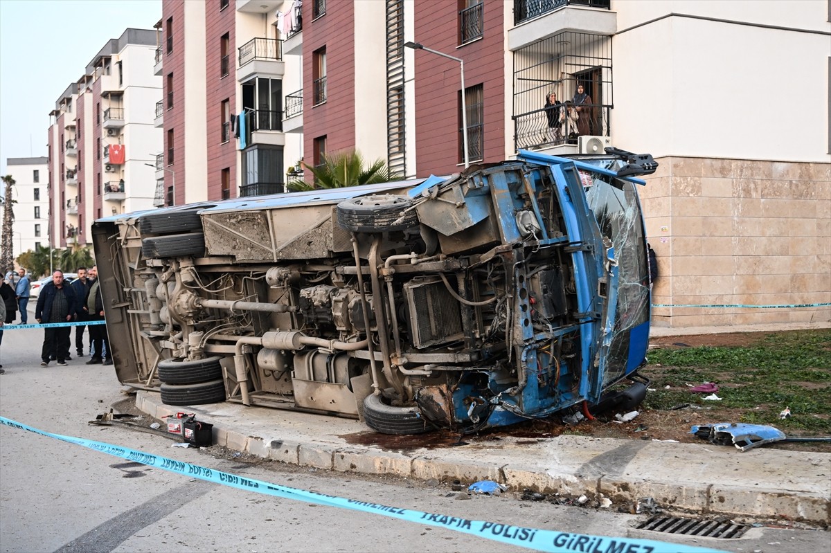 Adana'da cip ile çarpışan özel halk otobüsü devrildi, 7 kişi yaralandı.