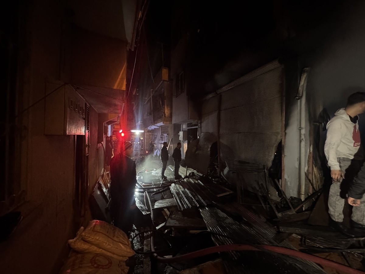 Adana'nın merkez Seyhan ilçesinde, hurda malzemelerin depolandığı iş yerinde çıkan yangında...