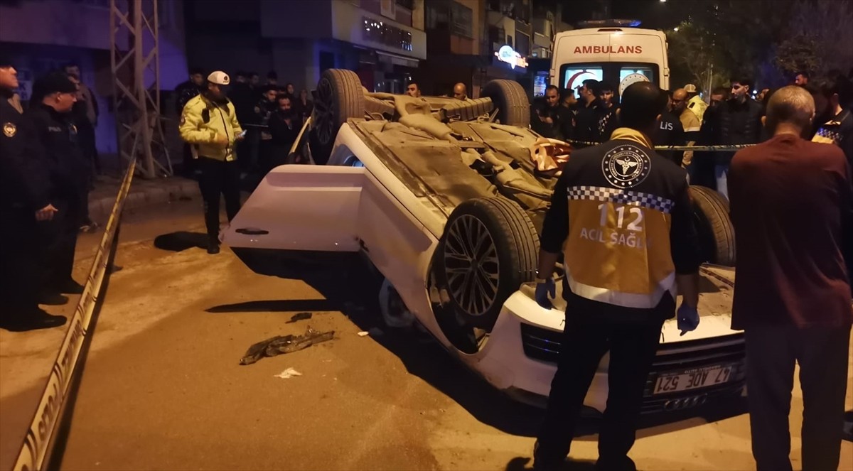 Adana'nın merkez Yüreğir ilçesinde, park halindeki araç ile trafoya çarpıp devrilen otomobilin...