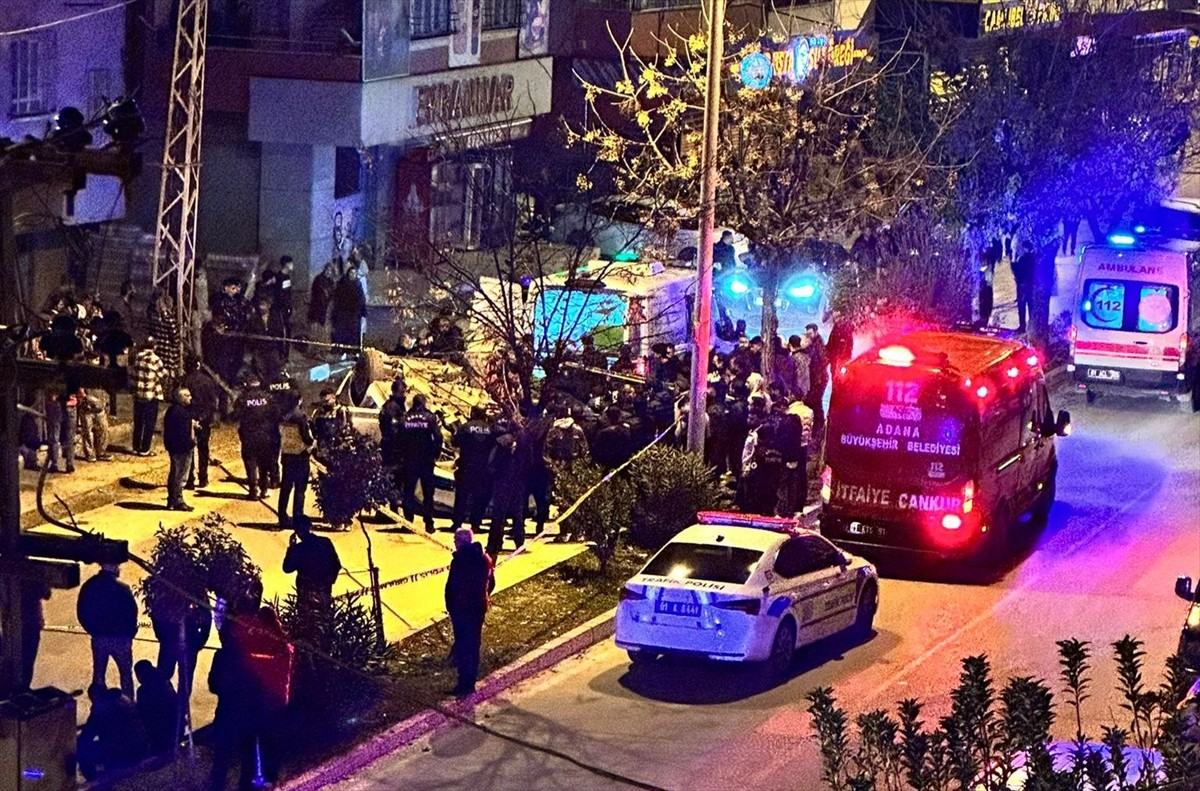 Adana'nın merkez Yüreğir ilçesinde, park halindeki araç ile trafoya çarpıp devrilen otomobilin...
