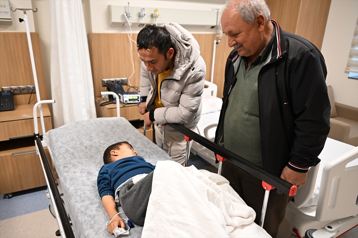 Adıyaman'ın Besni ilçesinde sahipsiz köpeğin saldırısında yaralanan 7 yaşındaki Ahmet Uçar...