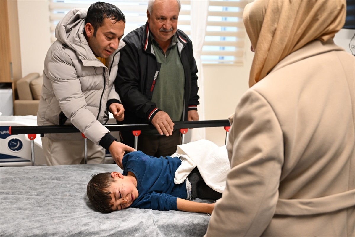 Adıyaman'ın Besni ilçesinde sahipsiz köpeğin saldırısında yaralanan 7 yaşındaki Ahmet Uçar...