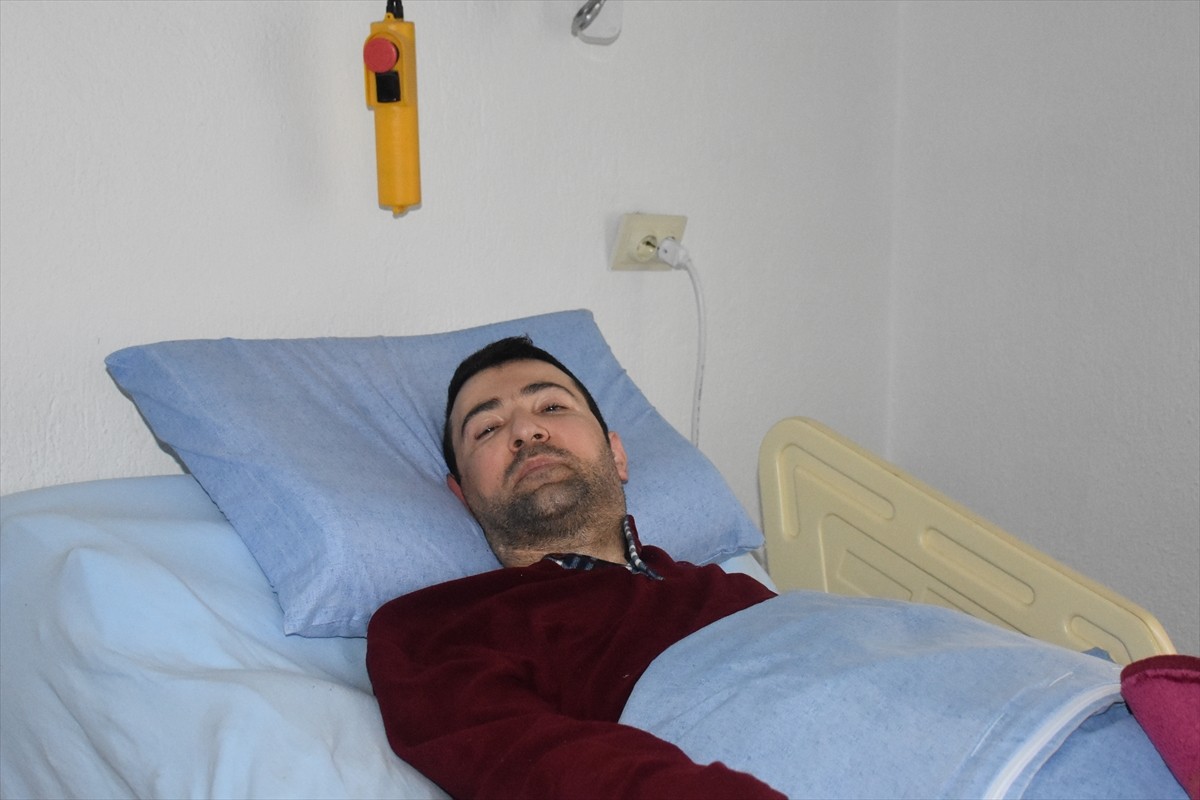 Afyonkarahisar'ın Kızılören ilçesinde yaşayan ve 15 yıl önce içinde bulunduğu aracın devrilmesi...