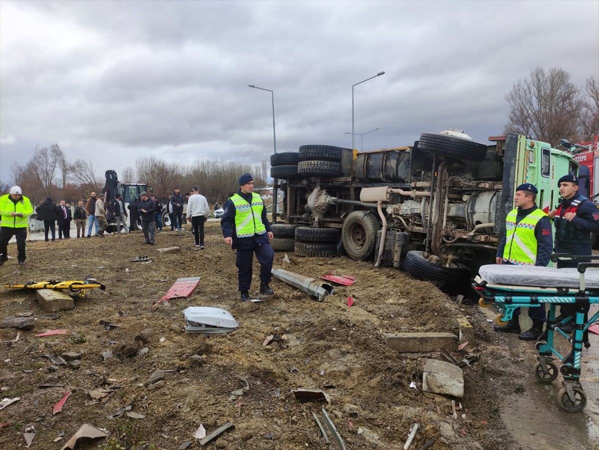 Afyonkarahisar'ın Sinanpaşa ilçesinde, kamyon ile tırın çarpışması sonucu 1 kişi öldü, 1 kişi...